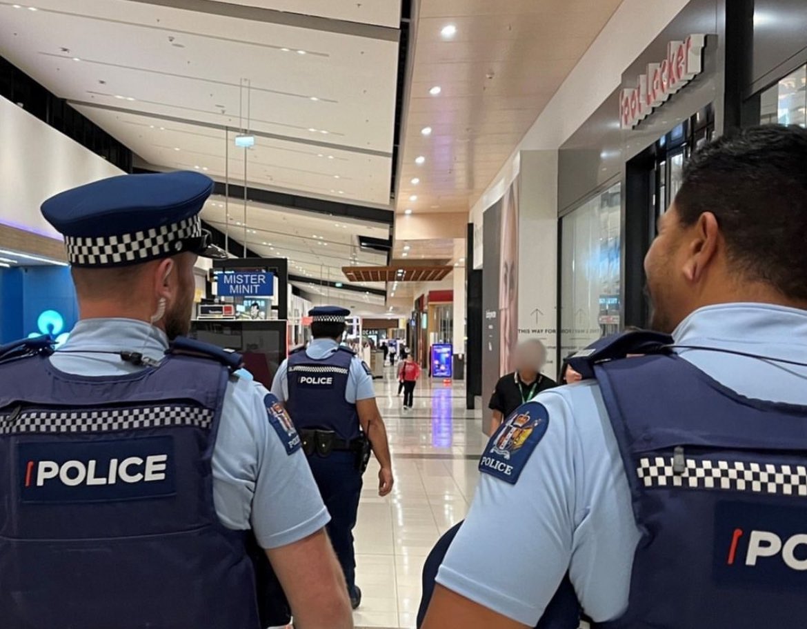 UniverseServant's tweet photo. 🚨Two arrested in #Auckland (Australia) after fleeing police in stolen #Vehicle https://t.co/bGXYf3A2Tl