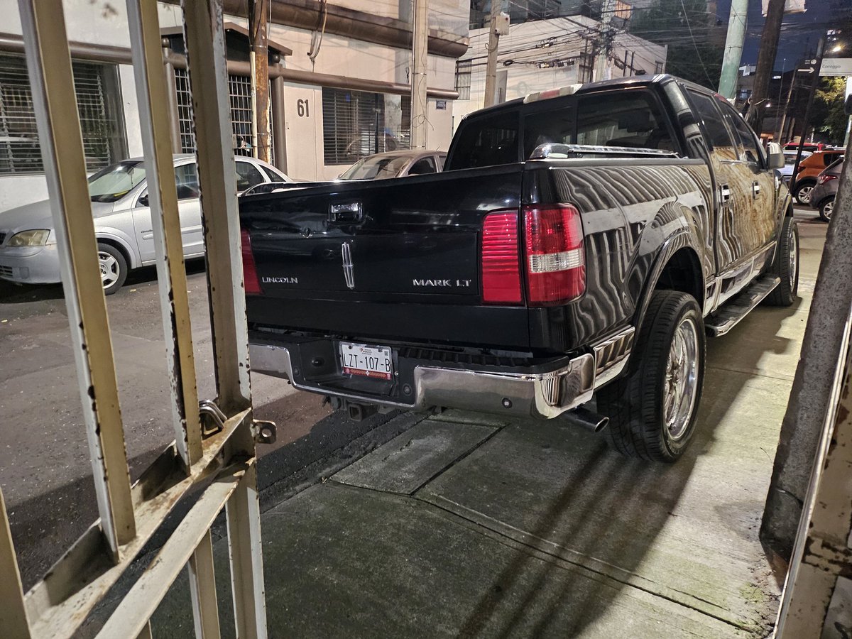 CHRISTO03468494's tweet photo. Queria sacar mi coche por emergencia y no pude, hay una camioneta bloqueando mi entrada y nadie sabe nada del dueño nos ayudan a remover por favor #BlindarBJ360 #DenunciaCiudadana  Jordaens entre Corregio y Tepiolo, Ciudad de los deportes. CP 03710 gracias. Lincoln LZT1017B https://t.co/7M3cRpz7aq