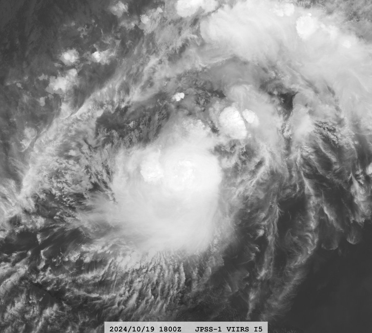 zeb199818's tweet photo. #16L Hurricane #OSCAR
Satellite: #NOAA20 #JPSS1 #VIIRS
Channel : I1 (0.64 Β΅m) I5 (11.45 Β΅m) 375-m
Time : 2024/10/19 1800Z
Tiny CAT-1 hurricane. https://t.co/6peu0Jk4D2