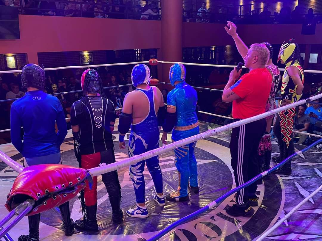 LaTijeraLucha's tweet image. La función de #HalconLuchaLibre arranca con una pequeña exhibición de los alumnos a cargo del profesor #Golden,donde estuvieron presentes #PoderOscuro, #AhijaditoDelDiablo, #Madrux,#MoscoExtremeJr #Triturador y #HalconGuerrero que dieron sus primera marromas y movimientos básicos