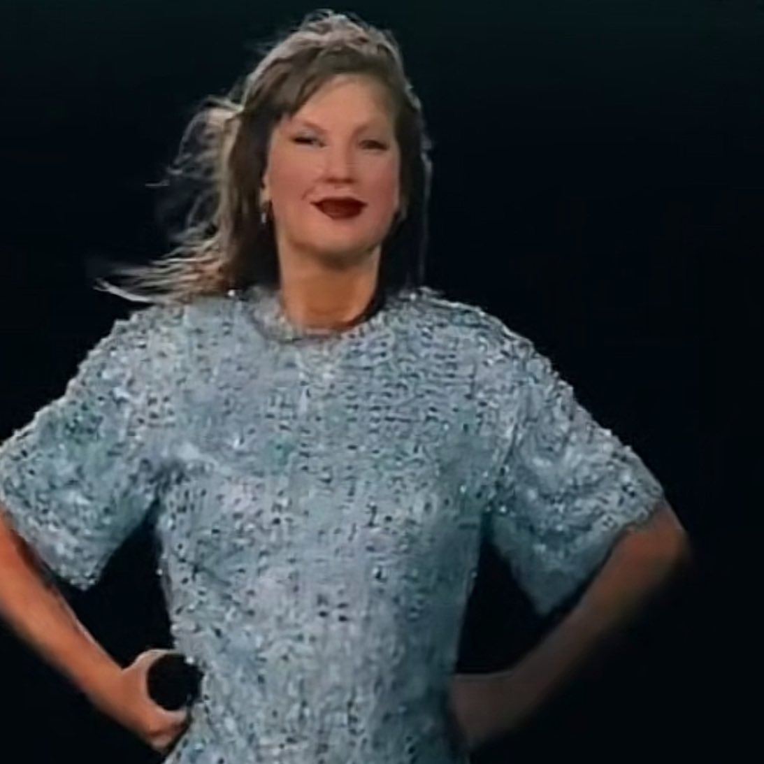 tswifterastour's tweet photo. 🚨| TAYLOR SWIFT STUNS IN NEW "MIDNIGHTS" SHIRT DRESS AT TODAY'S SHOW! #MiamiTSTheErasTour https://t.co/mgnrJswfGu
