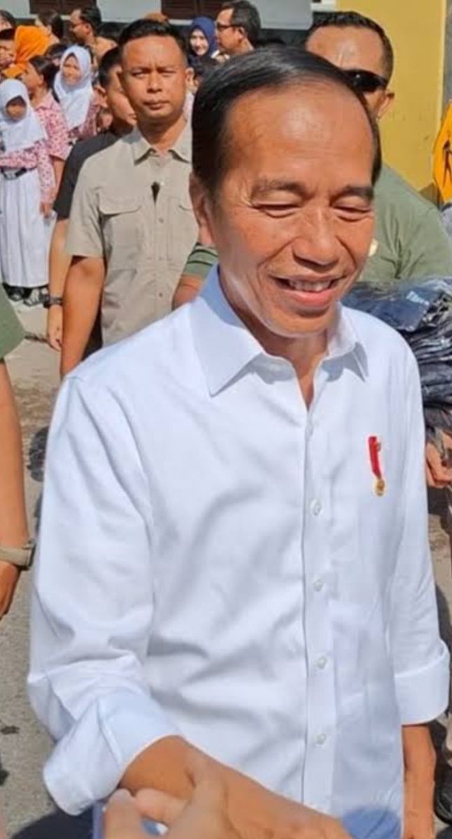 Ingat,,
Di tangan beliau lah tol trans jawa terbangun,
Tol trans sumatra terwujud,
Rel kereta api sulawesi terwujud,
Tol terbangun di pulau kalimantan,
Trans papua terbangun,
Dan masih banyak lg,,
Terima kasih pak <a href="/jokowi/">Joko Widodo</a> 
#TerimakasihJokowi