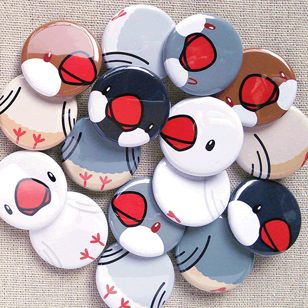 自由に組み合わせてカスタムできる文鳥缶バッチ

頭を傾けたり、角度をずらしたり重ねたりして
お好みの具合に調整して楽しめるのが密かなポイント(*´Σ｀*)
#文鳥まつり で見つけてね♪
#くちばし堂 #文鳥まつり2024 #文鳥