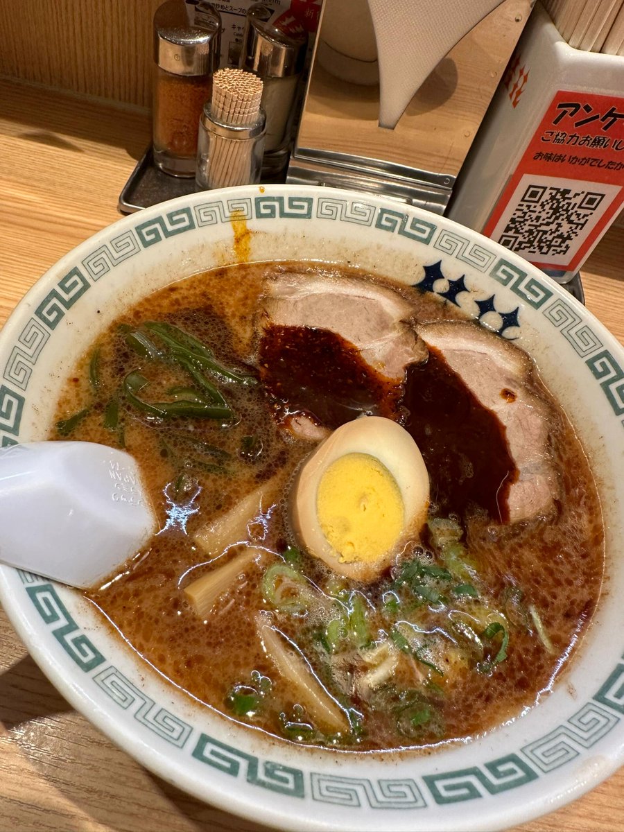一人で大盛りラーメンを楽しむ