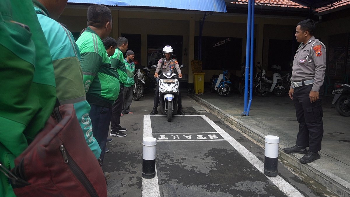 brebeshariini's tweet photo. Satlantas Polres Brebes Sosialisasikan Tertib Berlalu Lintas kepada Komunitas Ojek Online, Sabtu (19/10). https://t.co/f051oMwo5y