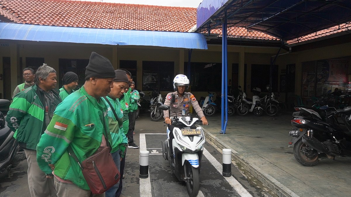 brebeshariini's tweet photo. Satlantas Polres Brebes Sosialisasikan Tertib Berlalu Lintas kepada Komunitas Ojek Online, Sabtu (19/10). https://t.co/f051oMwo5y