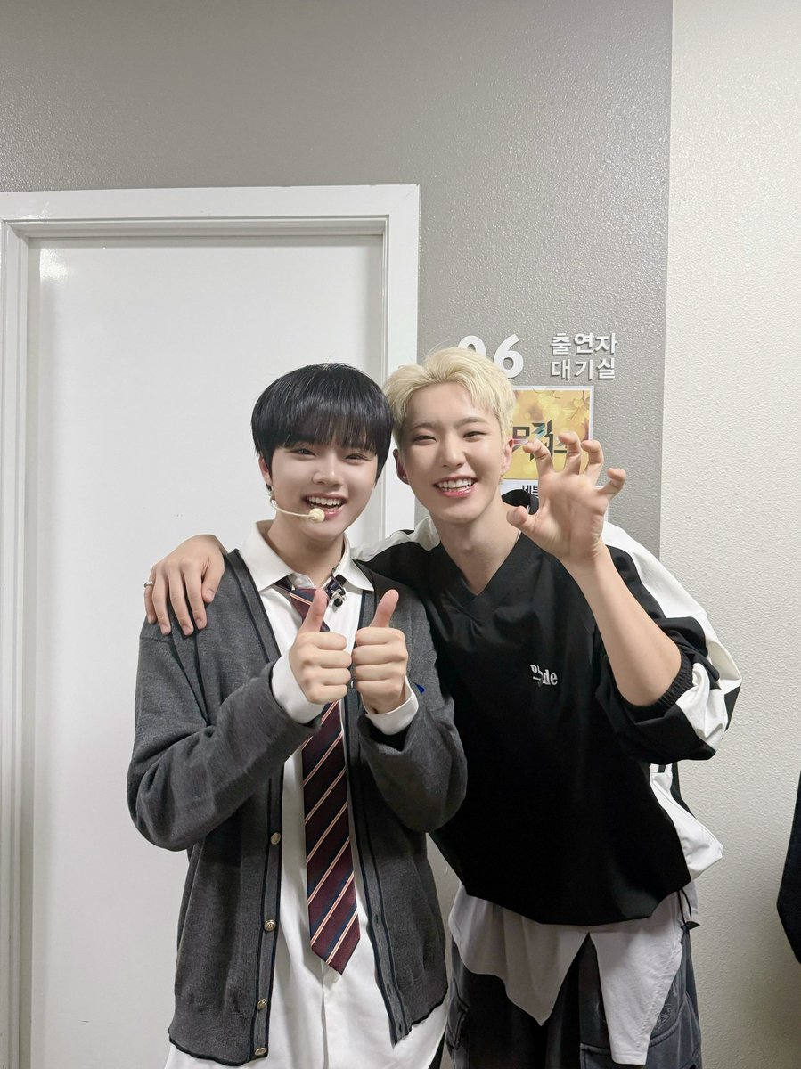 thewind_twt's tweet photo. [#안찬원] 호시 선배님과 영광스러운 셀카✨선배님들처럼 멋진 아티스트가 될 수 있도록 열심히 노력하겠습니다! ᕦ(ò_ó)ᕤ🤍🤍🤍🤍🤍🤍 https://t.co/NN0IkBfSHF