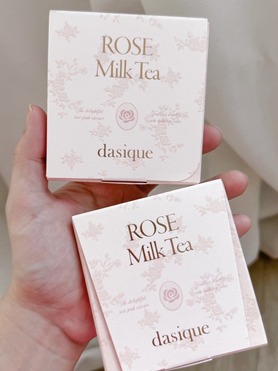 fhay_cotton_h's tweet photo. Dasique Rose Milk Tea ละมุนสมชื่อมากกกกกก ใครชอบโทนชมพูน้ำตาลลูกคุณๆ ไม่ผิดหวังอะ เดี๋ยวมาสวอชคับ ;-; 🩰☁️🍪 https://t.co/eYT4PVsO6c