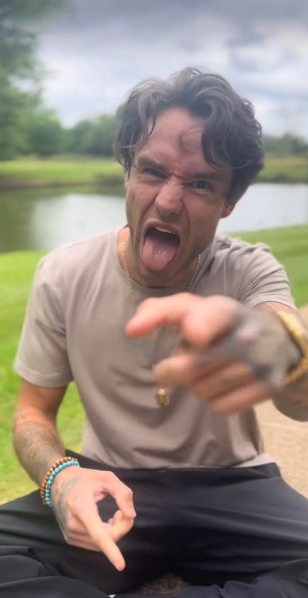 Beglorious5's tweet photo. Que personas más despreciables y enfermas las que creen que es gracioso o no tiene nada de malo compartir las fotos. PUDRANSE!!

#Liam_Payne 
#LiamPayne 
Cuerpo de Liam Payne
Liam's body
Liam body
Liam Payne body
Fotos de Liam Payne
Fotos del cuerpo de Liam Payne https://t.co/Z2lEeYq3ba