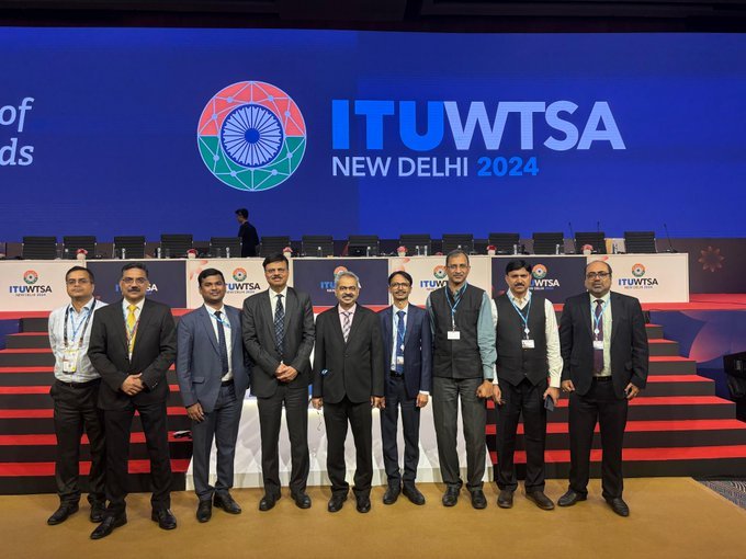 DDNewsHindi's tweet photo. विश्व दूरसंचार मानकीकरण सभा (#WTSA) में भारत के उम्मीदवारों को अंतर्राष्ट्रीय दूरसंचार संघ के मानकीकरण क्षेत्र के सभी 10 अध्ययन समूहों में नेतृत्व पदों पर चुना गया। भारत ने एक समूह में अपना अध्यक्ष पद बरकरार रखा है और अन्य 9 अध्ययन समूहों में उपाध्यक्ष पद हासिल किया।

#ITUWTSA https://t.co/fEFSg6sPP0