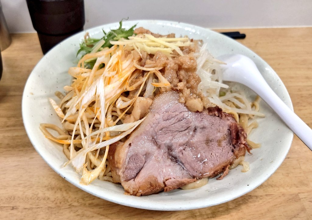 26like2022's tweet photo. 俺の生きる道　白山店🍜

小林アイススペシャル、アブラ、辛アブラ

2024年8月訪問😊😊

酸味のある冷やし中華汁🥰
辛アブラがメッチャ合う🥰🥰
麺も締まっててイイ😊
豚はホロ

#ラーメン二郎 #二郎 #二郎系 #ラーメン好きな人と繋がりたい #ラーメン #二郎インスパイア #俺の生きる道白山 https://t.co/HnDEPUTB6v