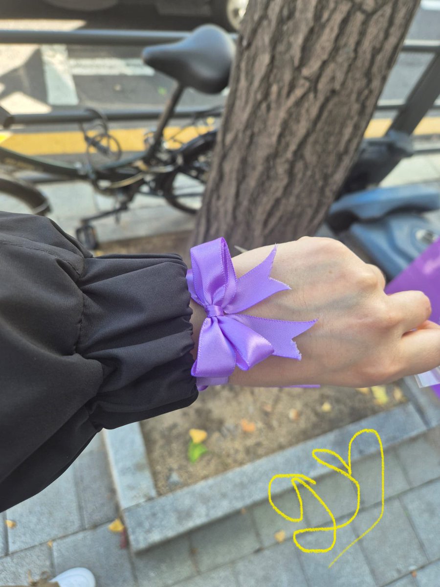 georgina_1st's tweet photo. Sis report from Hybe at 12:16 Seoul time.
Nobody is paying attention to 💐
ARMY is showing up and the vibe is overall good. 
Thanks ARMY BANGLADESH for the treats 💜💜💜💜💜💜💜🫰🏻
WE LOVE YOU YOONGI
BTS IS SEVEN https://t.co/pVviqPjldl
