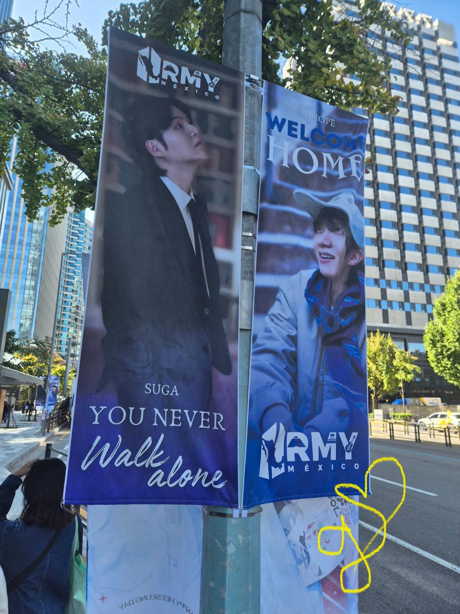georgina_1st's tweet photo. Sis report from Hybe at 12:16 Seoul time.
Nobody is paying attention to 💐
ARMY is showing up and the vibe is overall good. 
Thanks ARMY BANGLADESH for the treats 💜💜💜💜💜💜💜🫰🏻
WE LOVE YOU YOONGI
BTS IS SEVEN https://t.co/pVviqPjldl