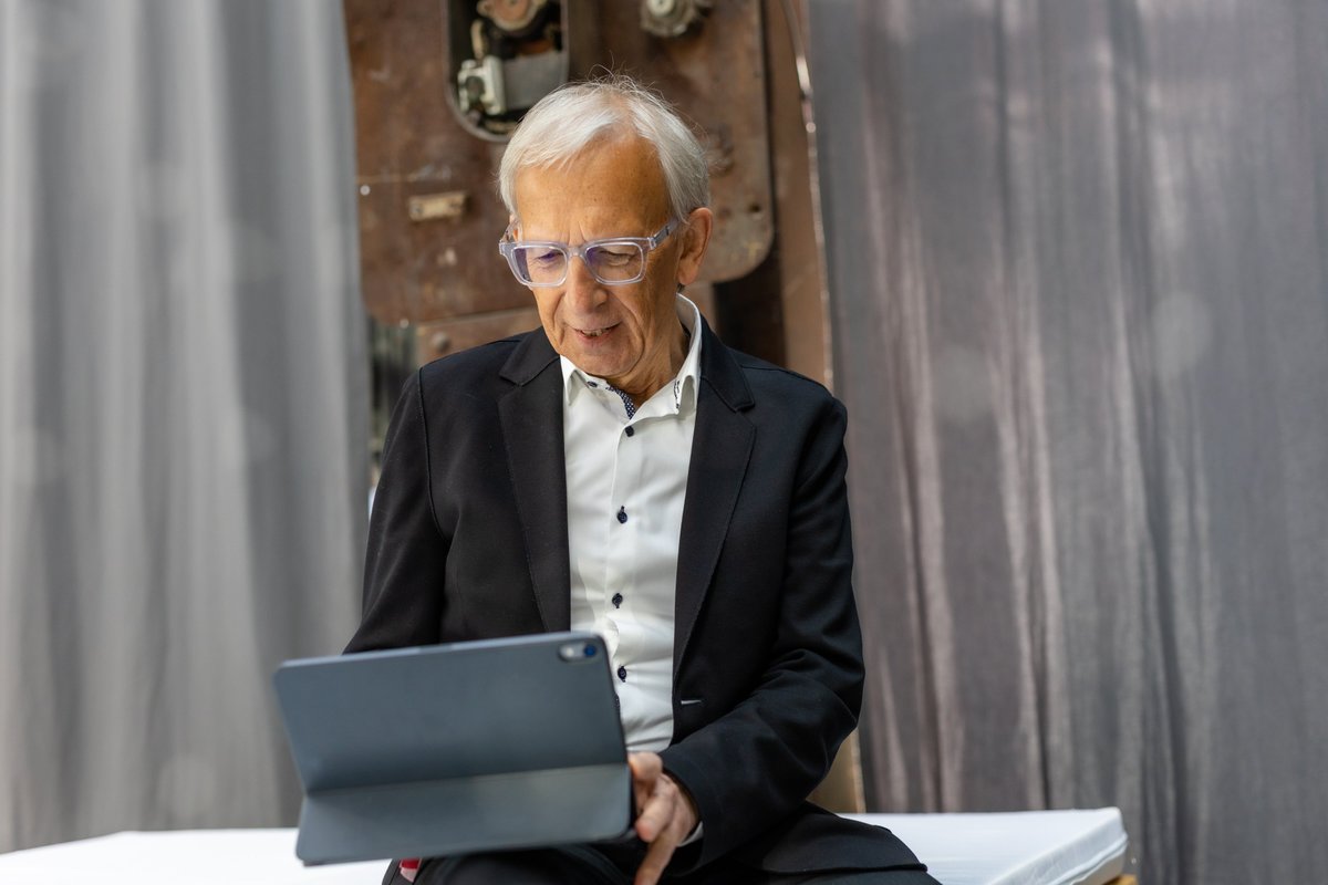 Lauterbach weiß noch immer nicht, was Telemedizin und Telepharmazie ist. Und es fehlt in seinem Haus das Geld für die Umsetzung des elektronischen BtM-Rezepts: Es kommt vorerst weiterhin als Papier. Digital adieu. Mehr im lieben Tagebuch von Peter Ditzel: bit.ly/405zo6u