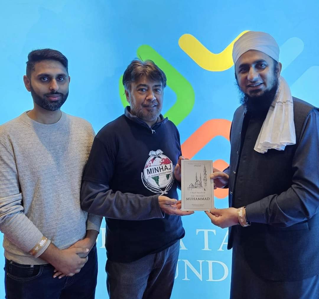 Representatives from Minhaj-ul-Quran International UK presented the book: A Real Sketch of the Prophet Muhammad ﷺ to the beloved son of Maulana Tariq Jamil at this years Global Peace &amp; Unity Festival at the ExCEL Arena.