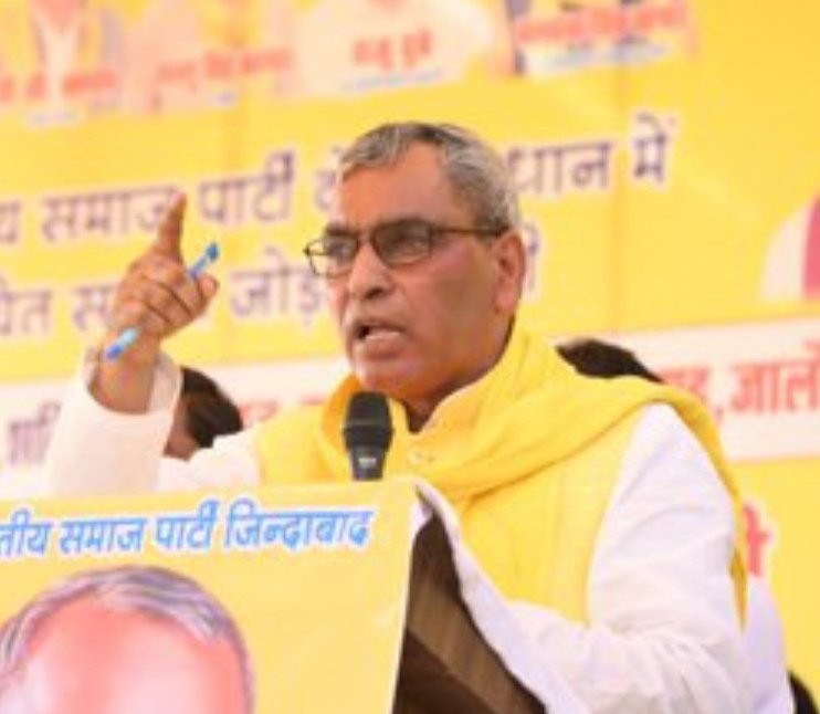 AnilYadavmedia1's tweet photo. ये सभी उत्तर प्रदेश के बहुत भारी नेता हैं,
इन सभी के पास UP में 20- 20 फीसदी वोटबैंक है,
ये सब अपने दम पर सरकार बनाते हैं,
बिगाड़ते हैं,
ये सब किंग मेकर हैं,

लेकिन UP में जिन 10 सीटों पर विधानसभा के उपचुनाव हो रहे हैं,
उन दस सीटों में BJP ने इन बहुत बड़े न���ताओं को 
एक सीट भी नहीं दी है,