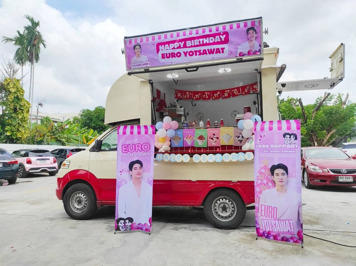 euro_pinkploy's tweet photo. ขอบคุณแฟนคลับบ้านยูพิ้งค์ทุกคนที่ร่วมกันส่งFood Support บิงซูหวานๆ🍧และของขวัญวันเกิดให้ยูโรนะคะ 🎁 ซัพพอร์ตกันไปเรื่อยๆ เลยน๊าาา 🩷💜 
#ยูพิ้งค์
#ยูโรยศวรรธน์ 
#HBDEuroyotsawat2024 https://t.co/uLuaDQZE6L