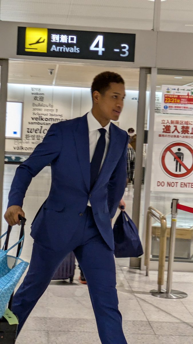 love598194186's tweet photo. 偶然、出待ち！新千歳空港で
カッコイイ！万波中正選手

#万波中正 #新千歳空港 #クライマックスシリーズファイナルステージ #お疲れ様です #感動をありがとう https://t.co/NdqhVZ4FGl
