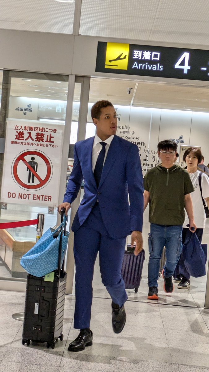 love598194186's tweet photo. 偶然、出待ち！新千歳空港で
カッコイイ！万波中正選手

#万波中正 #新千歳空港 #クライマックスシリーズファイナルステージ #お疲れ様です #感動をありがとう https://t.co/NdqhVZ4FGl