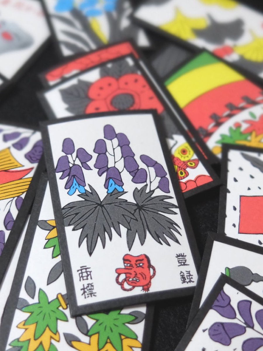 #ゲームマーケット秋2024 

『毒花札』

毒草や食肉植物がテーマの花札です！
美しさ、毒々しさ、不吉さが特徴で
史上最も縁起の悪い花札として誕生しました

対戦相手に毒を盛って勝つ「毒あわせ」
役がそろったら負けの「毒こいこい」
など魅力的なゲームが楽しめます！

ブースB-65
花札のキタミ堂