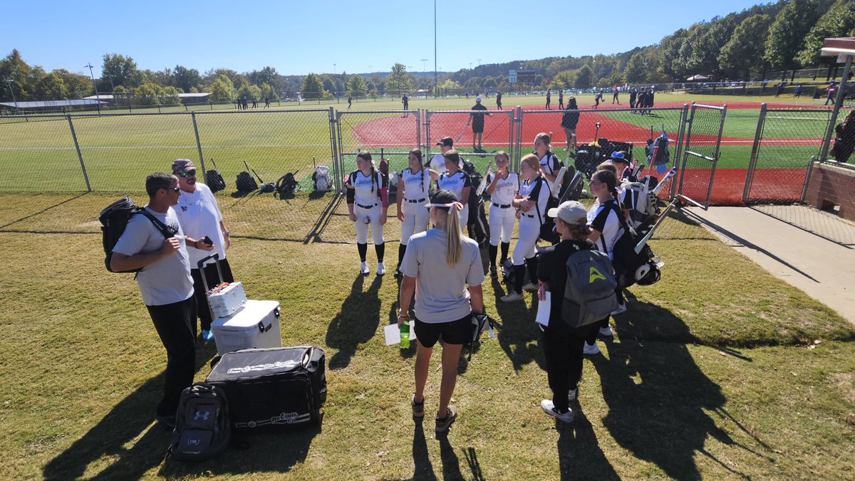 Athletics_2027's tweet photo. Great Start here in Oxford, MS, playing in the Bombers SE Invitational. Girls went 3-0 today moving into the Gold Bracket for a 9:45 game start tomorrow morning. #socal09n #ALL_IN https://t.co/8pfa4pi7aa