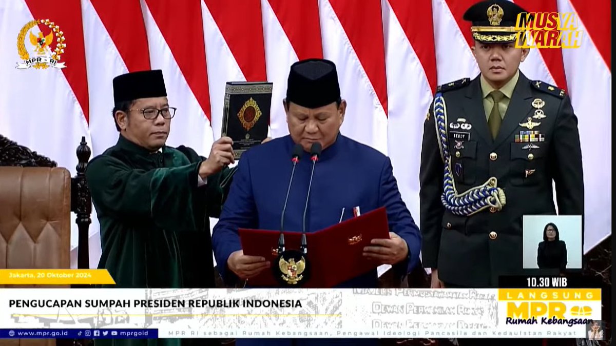 kucinggendut__'s tweet photo. Under holy quran, they start their vows with "wallahi". I will keep this in mind. https://t.co/Hydd7yzeHe