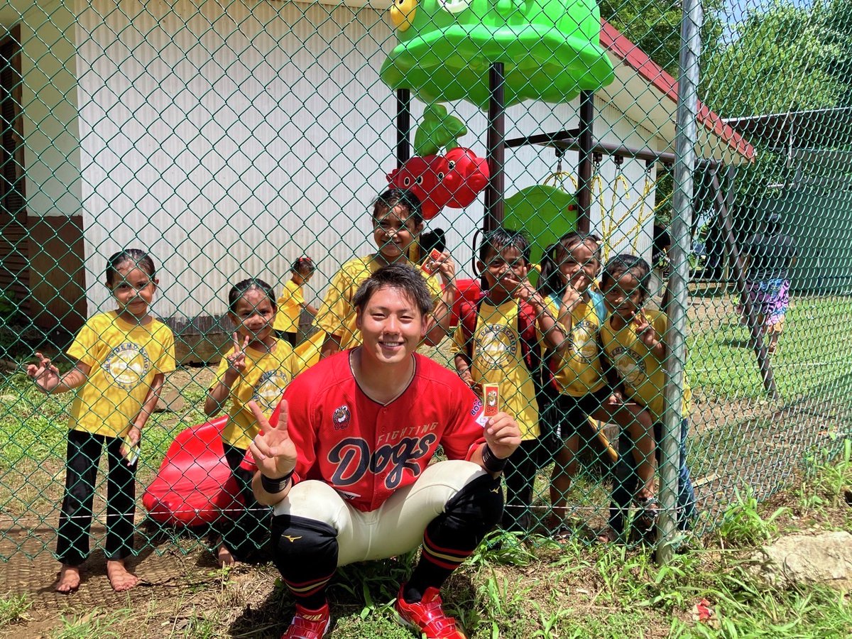 fightingdogs_dk's tweet photo. ／
高知FD野球教室⚾️
in ミクロネシア🇫🇲チューク
＼

#斗夢 コーチがミクロネシア連邦を訪問🌴💨
野球を知らない子供たちが対象で正直不安もありましたが…

肝心なのは「楽しんでもらう」こと。✨
野球を好きになってもらうこと。❤️
「Have fun.」の���持ち。😆

初心を思い出すいい機会となりました😌 https://t.co/9E2IvqQTFW