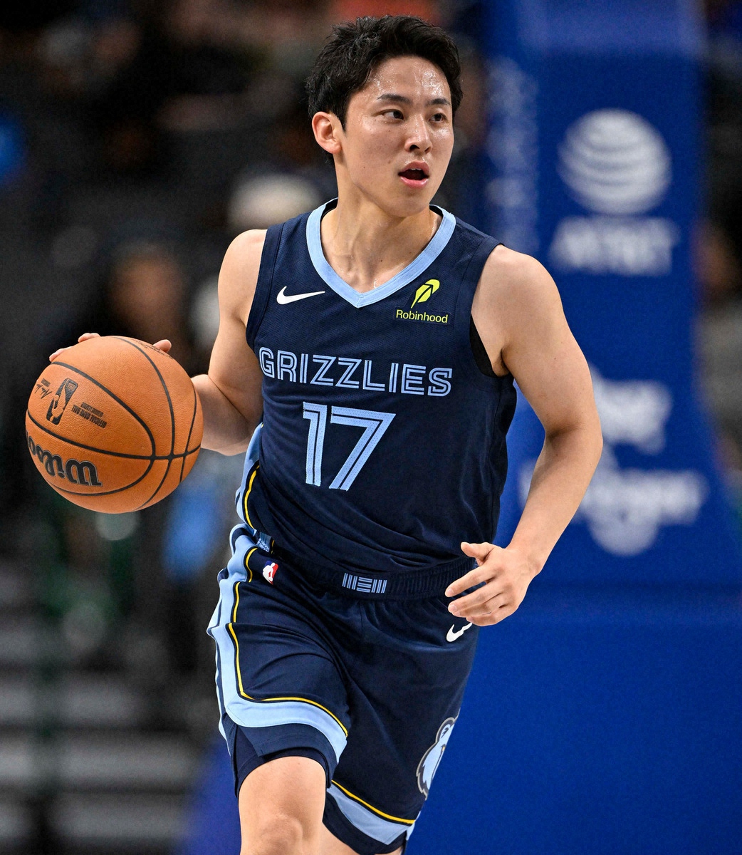 livedoornews's tweet photo. 【正式発表】河村勇輝、グリズリーズと2WAY契約！日本人4人目＆Bリーグ初のNBA選手誕生へ
https://t.co/1DjEONBYe5

現地時間10月1日に「17番」を背負ってキャンプイン。プレシーズンマッチでは5戦全てに途中出場して平均3・4得点、4・2アシストの猛アピールをした結果、2WAY契約を勝ち取った。 https://t.co/fY2cLj3Jt6