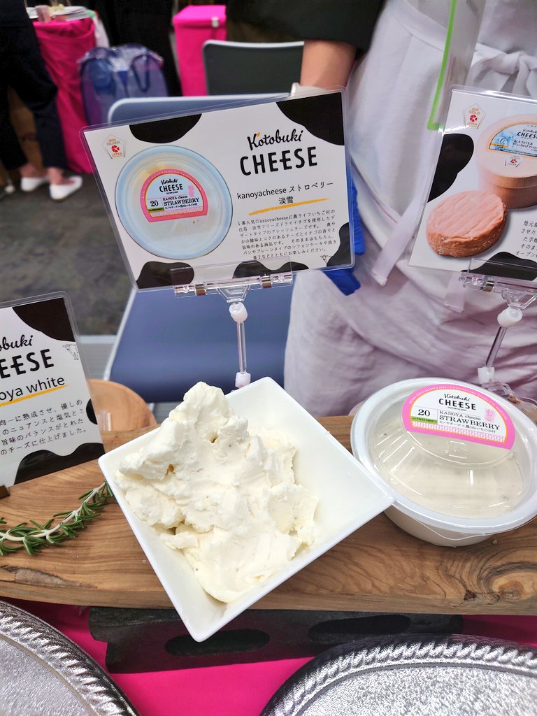botefuriko's tweet photo. 東京ドームの国産チーズイベントたのしい。
BOWERFARMさんのブラウンチーズ好みすぎる
#CheeseFun https://t.co/eq3ZUTFV6G
