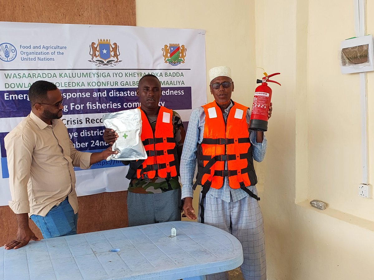 FAOSomalia's tweet photo. Under the @SCRPSomalia project, @FAOSomalia &amp; @MFMR_SWSS empowered coastal communities in Afgoye with vital disaster #preparedness and #response skills. The training equipped both men and women to mitigate risks, safeguard livelihoods, and protect vulnerable populations. https://t.co/uV941pIkpj