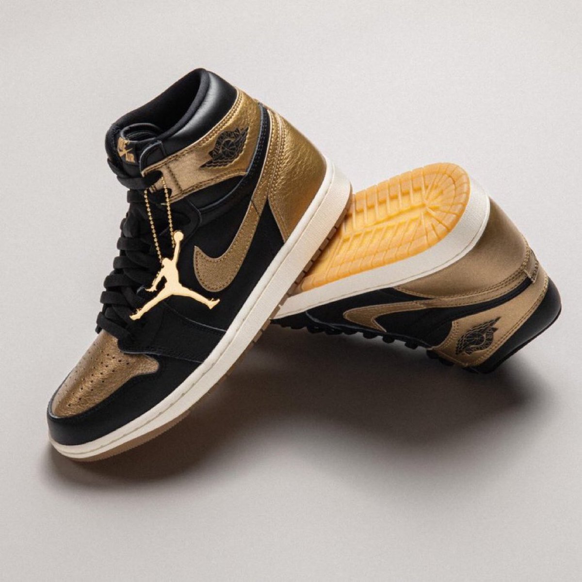 jjawnnn's tweet photo. RT @snkr_twitr: AD: $135 w/code JUMP25
Jordan 1 High OG 'Black/Gold' 

Shop -> https://t.co/aupdS7y7Ki https://t.co/YfOAsauxS9