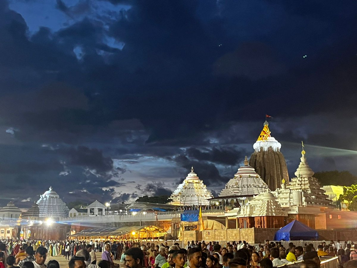 ranade_varun's tweet photo. जगन्नाथ का अर्थ है "जगत का स्वामी", जो यह दर्शाता है कि भगवान जगन्नाथ समस्त सृष्टि के पालनहार हैं। उनके प्रति भक्ति, प्रेम और श्रद्धा पूरे भारत में देखी जाती है.
जय जगन्नाथ, सबकी मनोकामनाएं पूर्ण करें और जीवन को सुख, शांति और समृद्धि से भर दें। https://t.co/cSeZ5RxHn8