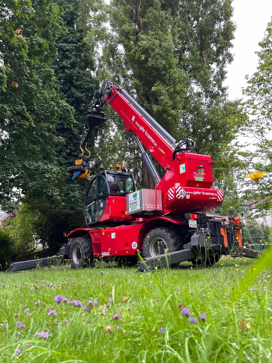 profiMagazin's tweet photo. Hier ist der #Magni RTH 6.30 mit #Westech Woodcracker CS 750 Smart von Baumpflege Gebrüder Krämer zu sehen. Die Hublast beträgt bis zu 6 Tonne und die Arbeitshöhe bis zu 30m. https://t.co/AmhKKHnIA4