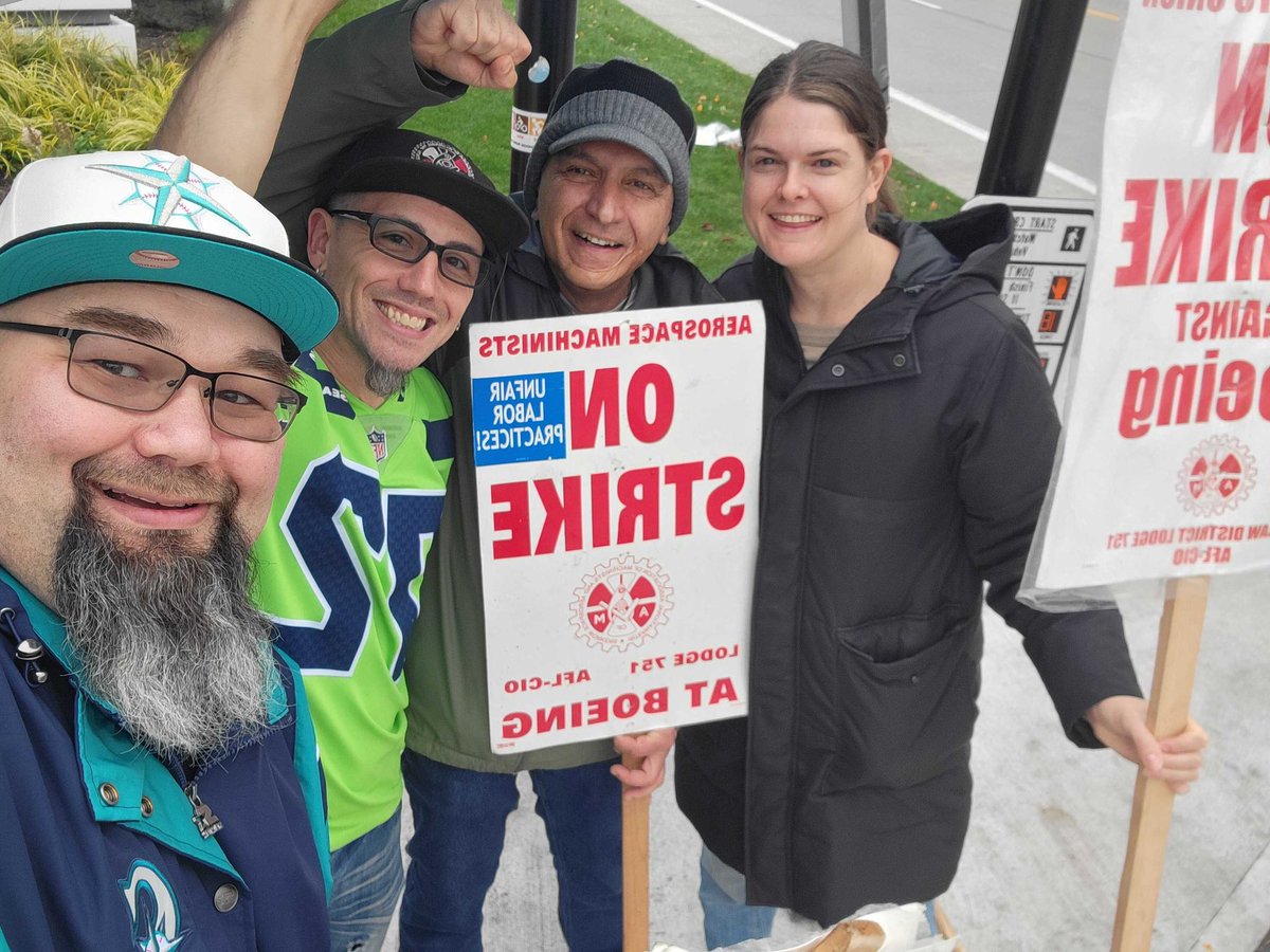 DSA members on the picket lines in Renton as well today! 

Solidarity to striking Machinists.