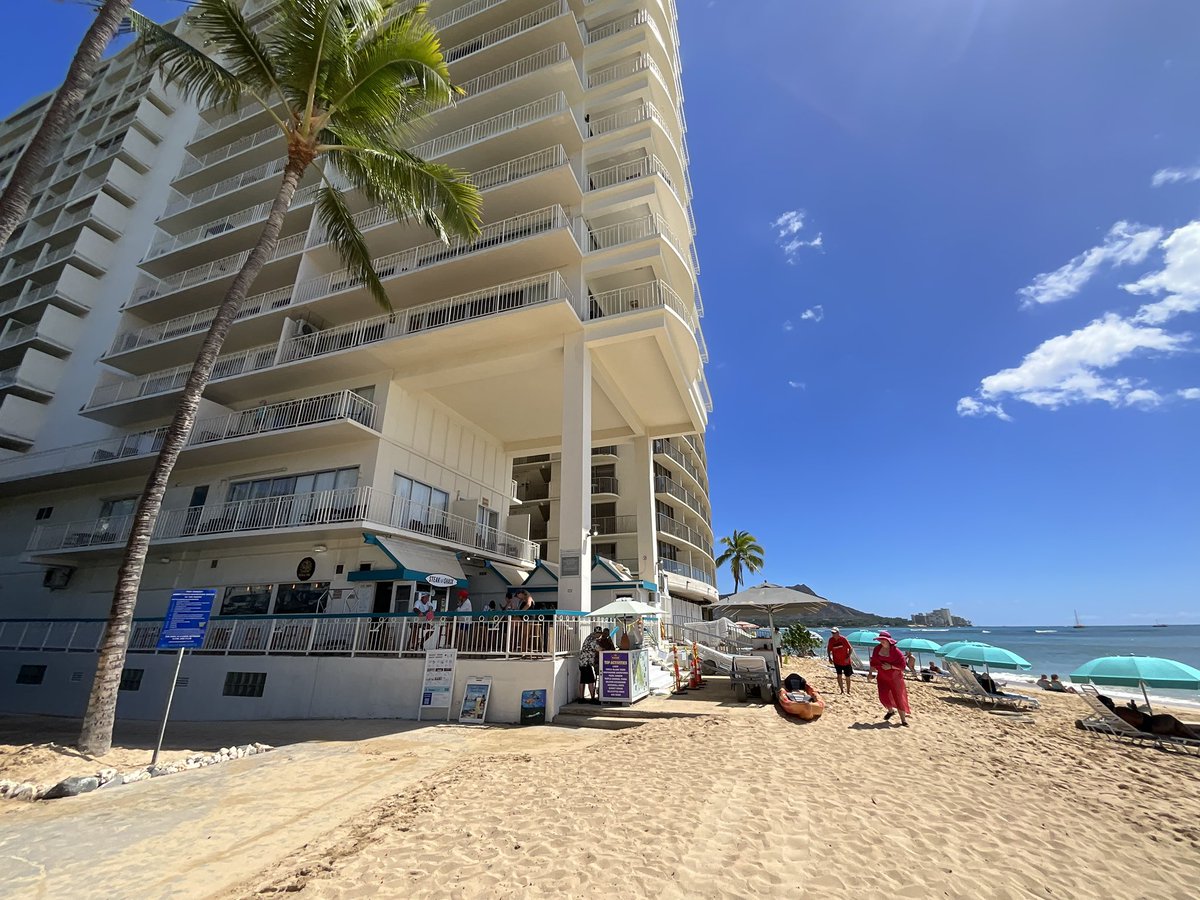 hawaii_isla808's tweet photo. Fort DeRussy Beach 🏖️ in Waikiki today. ❤️📸🏝️🌴🤟🏼🌺🏄☀️🏖️⛱️🍹🙏🏼 #hawaii #oahu #waikiki #honolulu #fortderussy #fortderussybeach https://t.co/VG4dQyLUYC