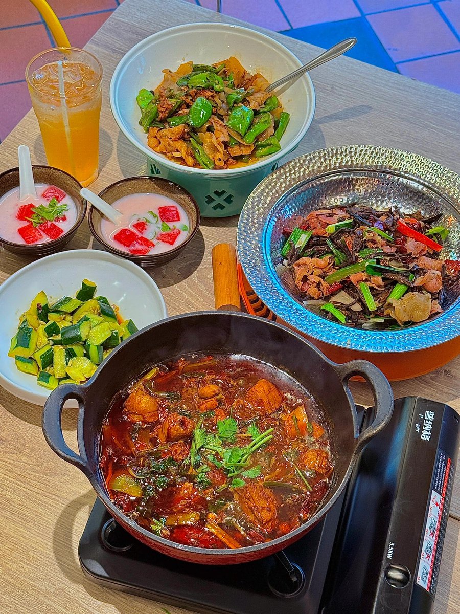 오랫동안 인기를 끌었던 오래된 식당인데, 동료들이 새로운 메뉴를 출시했다고 합니다.
퇴근하고 바로 밥 먹으러 갔어요
✨정식은 여러명이 함께 먹기에 매우 적합합니다
🚇：부기스
📍뚱뚱한 새🐔 뚱뚱한 새

#미식가