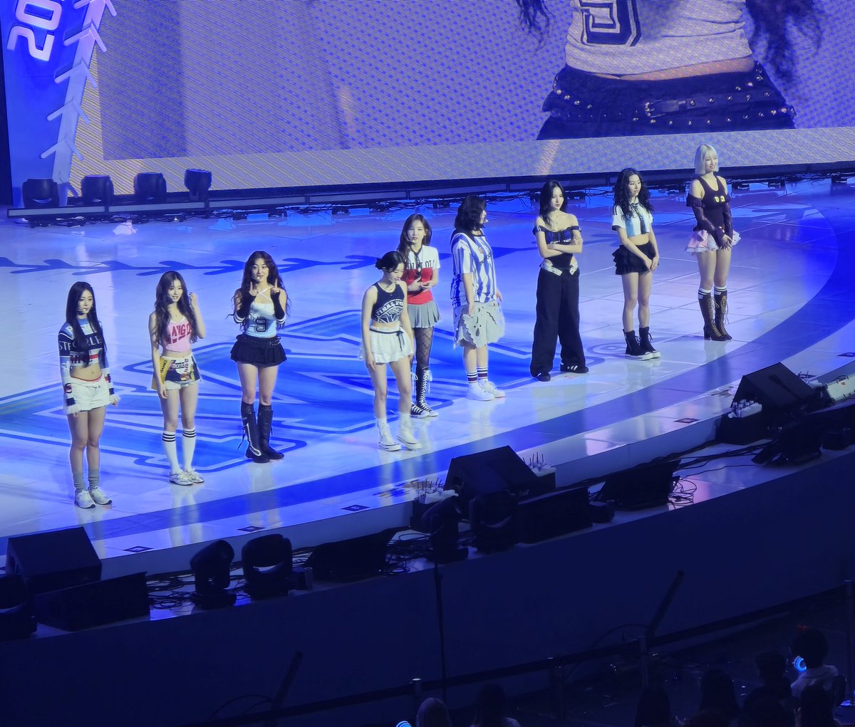 SubjectKpop's tweet photo. 🥰🥰

#TWICE #트와이스 #HOME_9ROUND https://t.co/Ztz0cwJx5h