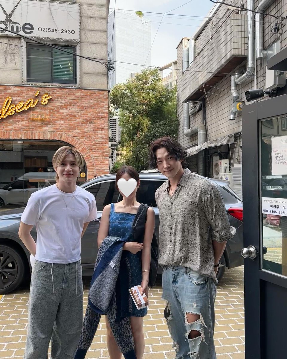 5HINeeRise's tweet photo. She must has used all her luck to meet the fathers of kpop in one frame https://t.co/IDSLD8XJdB
