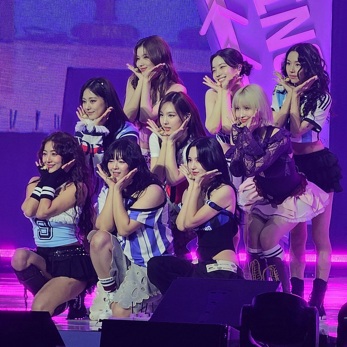 godmitzu's tweet photo. OUR 9WICE CHEER UP POSE https://t.co/mhbezp5UzX