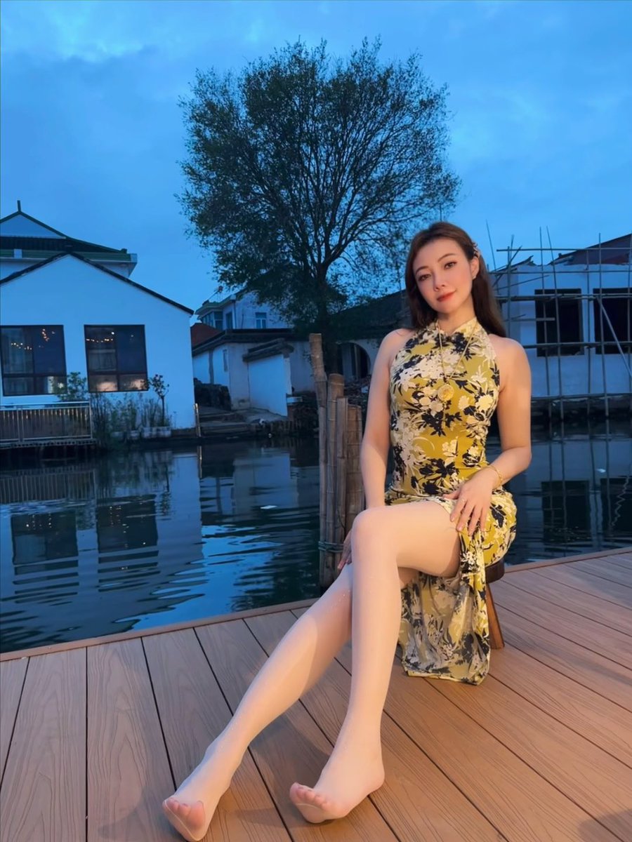 夜幕降临，微风不燥，还是第一次来阳澄湖美人腿吃阳澄湖大闸蟹，这家店叫包氏蟹庄，食材真的是棒棒！老板娘也是人美心善！美食美景，真的应了那句话，四方食事，不过一碗人间烟火。南甜北咸东辣西酸，都去尝尝。 https://t.co/LwKDTNK4hM