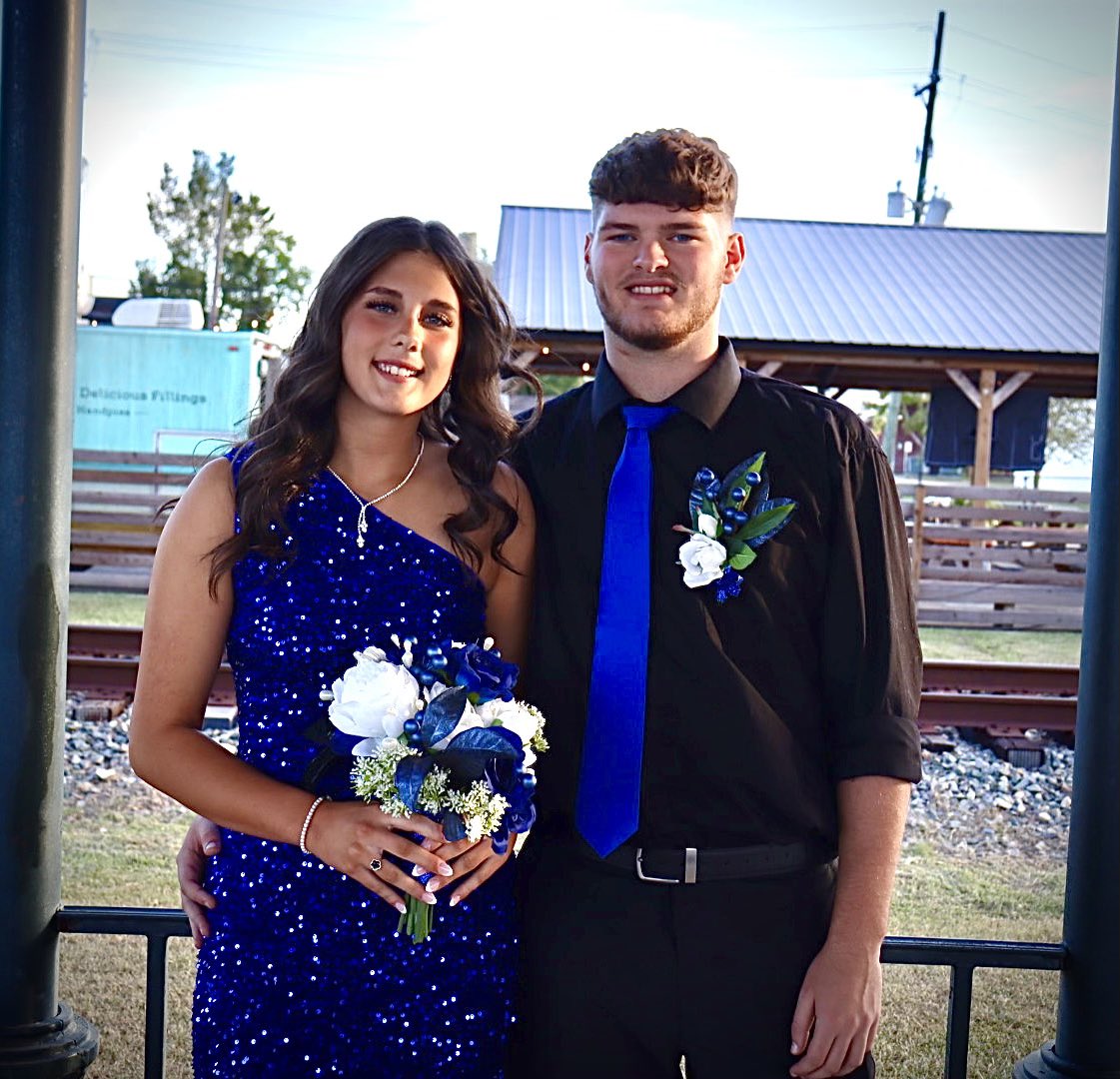 VictoriaBond26's tweet photo. HOCO ‘24! https://t.co/vQeuSZ2ojE