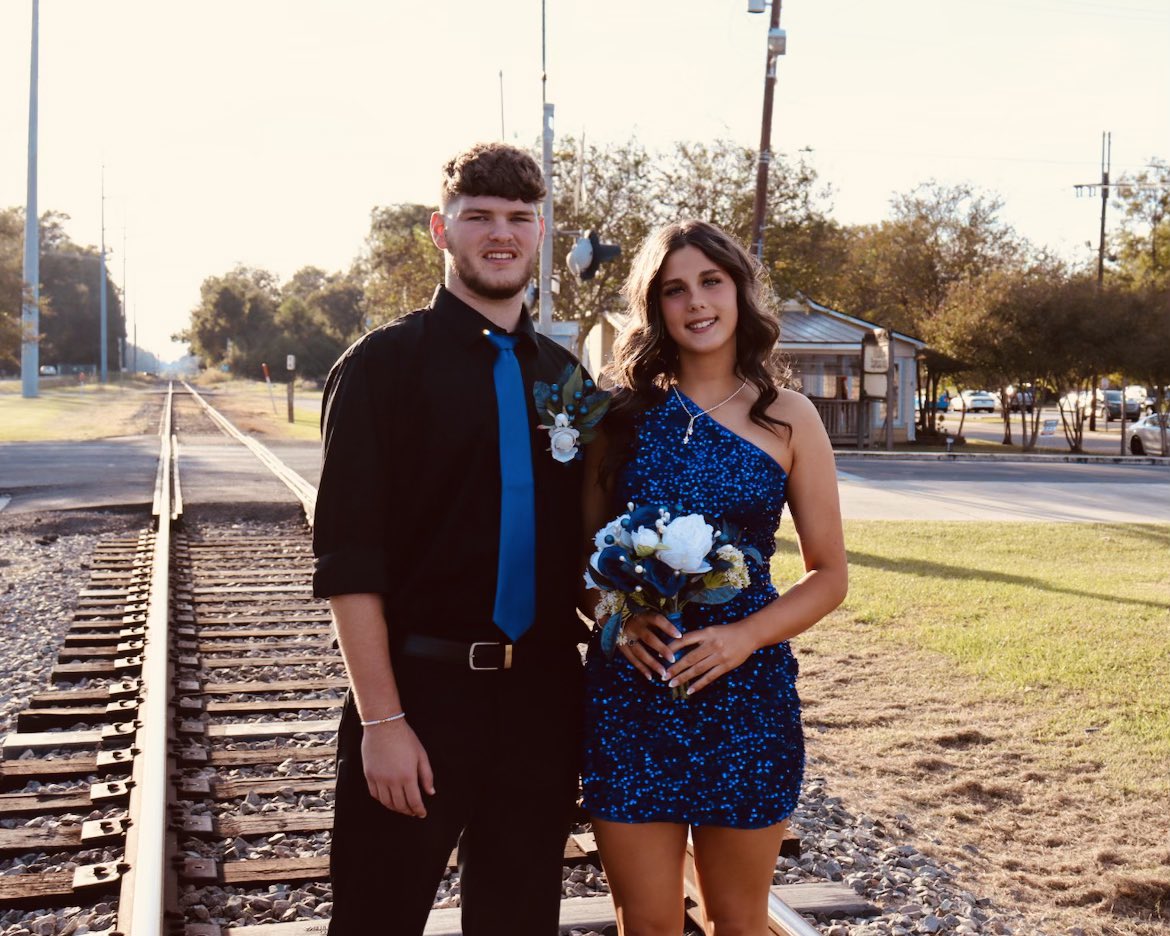 VictoriaBond26's tweet photo. HOCO ‘24! https://t.co/vQeuSZ2ojE