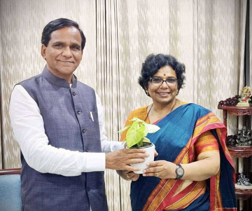 raosahebdanve's tweet photo. माझ्या सहकारी, छत्रपती संभाजीनगरच्या माजी महापौर, महिला सक्षमीकरणाच्या कार्यात मोलाचे योगदान देणाऱ्या, सौ.विजया रहाटकर या���ची “राष्ट्रीय महिला आयोगाच्या अध्यक्षपदी” निवड झाल्याबद्दल त्यांचे हार्दिक अभिनंदन!

आपल्या कार्यकुशलतेने “राज्य महिला आयोगाच्या अध्यक्षपदाची जबाबदारी यशस्वीपणे सांभाळली होती.. राष्ट्रीय महिला आयोगाच्या अध्यक्षपदाचा कार्यभार देखील त्या तितक्याच  समर्थपणे पेलतील.

@VijayaRahatkar 

#congratulations #women #empowerment #BJP4India #BJP4Maharashra #BJP #Maharashtra