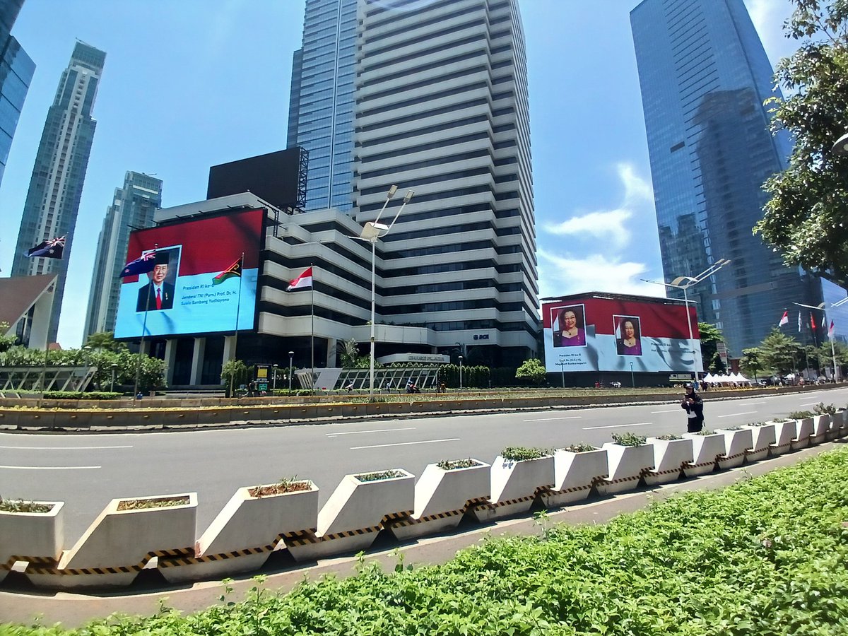 auxiliarywits's tweet photo. Videotron dan sayup-sayup streaming pidato di sepanjang jalan. Surreal. https://t.co/ug3YrHyi3v