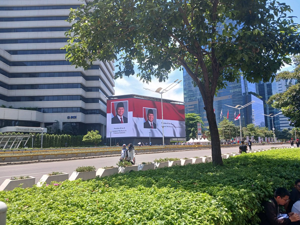 auxiliarywits's tweet photo. Videotron dan sayup-sayup streaming pidato di sepanjang jalan. Surreal. https://t.co/ug3YrHyi3v