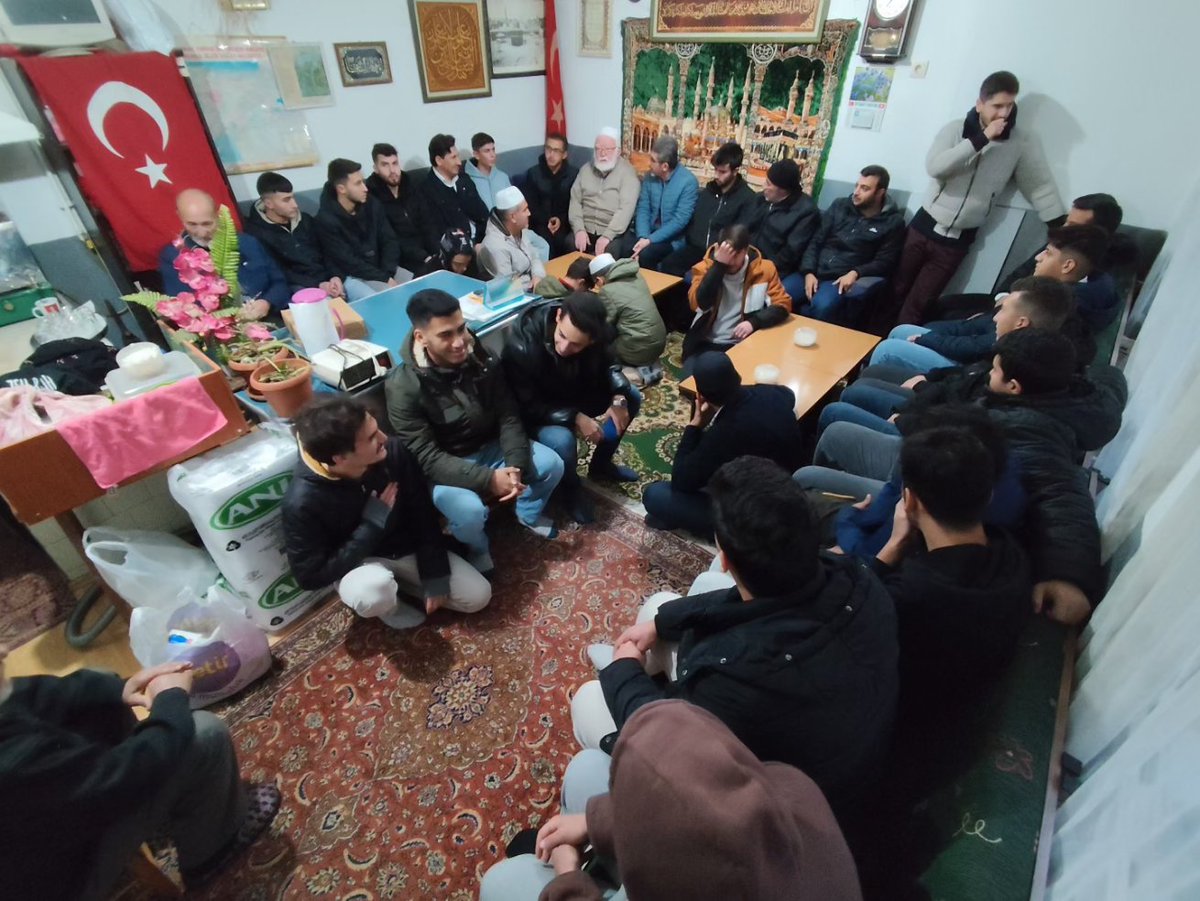 agdeskisehir's tweet photo. Tepebaşı İlçemiz ve Üniversite Komisyonumuz Havacılar Camiinde Sabah Namazı Buluşması gerçekleştirdi. Bizi çok güzel ağırlayan cami imamımız Hamza Hocamıza teşekkür ederiz.

#AGD #MGV #AhlakveManeviyat #BirYıldızınİzinde #İkinci50Yıl #SabahNamazı #SabahNamazıBuluşmaları https://t.co/A9ndFTLIAL