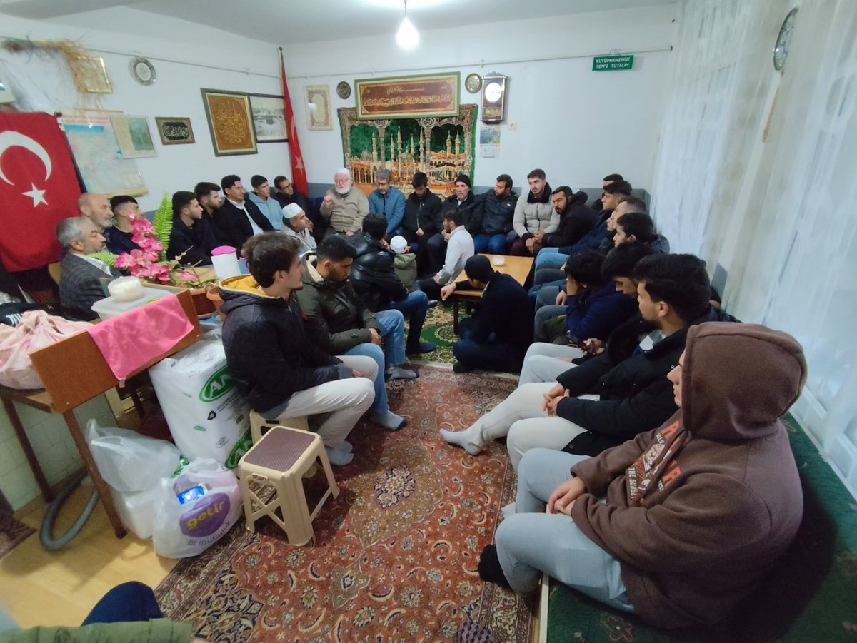agdeskisehir's tweet photo. Tepebaşı İlçemiz ve Üniversite Komisyonumuz Havacılar Camiinde Sabah Namazı Buluşması gerçekleştirdi. Bizi çok güzel ağırlayan cami imamımız Hamza Hocamıza teşekkür ederiz.

#AGD #MGV #AhlakveManeviyat #BirYıldızınİzinde #İkinci50Yıl #SabahNamazı #SabahNamazıBuluşmaları https://t.co/A9ndFTLIAL