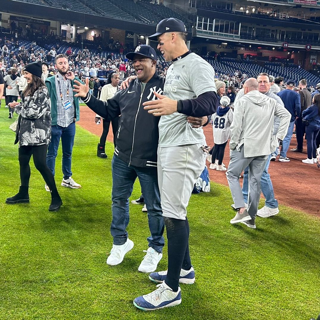 Juan Soto's dad celebrates with Judge

(via <a href="/BrendanKutyNJ/">Brendan Kuty 🧟‍♂️</a>)
