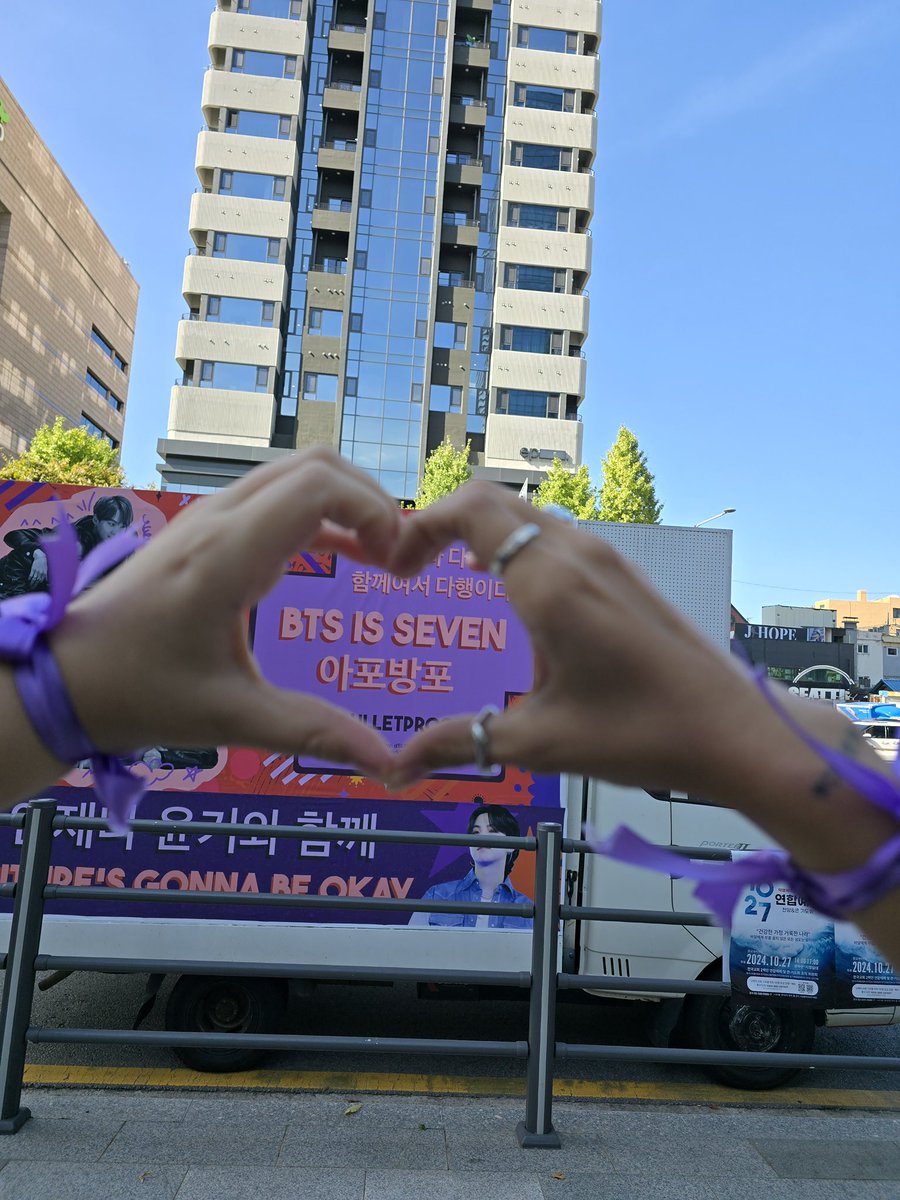 goldenlitlsmile's tweet photo. WE LOVE YOU YOONGI
And thank you to @btsbdproject for this amazing project

#BTSisSeven
사람들은 말해 세상이 다 변했대
#WeLoveYouYoongi
다행히도 우리 사이는 아직 여태 안 
#YoongiNeverWalksAlone
일곱이라 다행이다
#ARMYLoves7
아포방포 방탄소년단
#7StarsInARMYsGalaxy https://t.co/PAOW1ffUGv