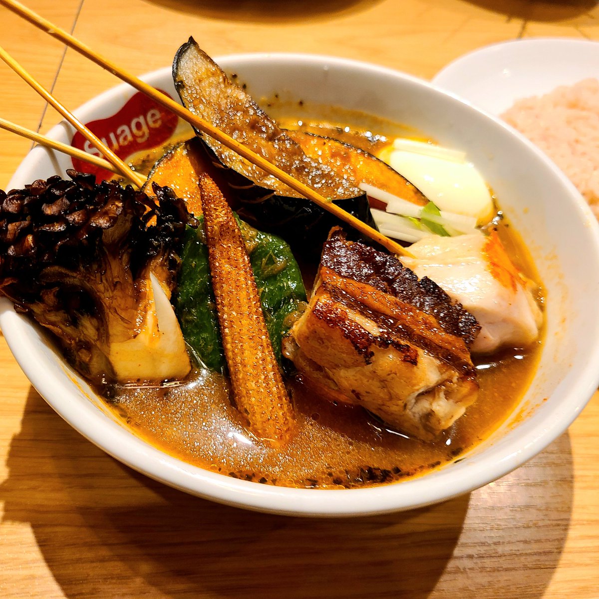 omune's tweet photo. 北海道スープカレーの「Suage」に同僚と。
◆塩麹せせりと野菜のカレー
◆パリパリ知床鶏と野菜のカレー
◆贅沢カレー
野菜の素揚げがどれも美味しい。
ルーはサラッとしてて、酸味とハーブが効いてるのが超好み。いやー美味しかったです！
#スープカレー
#Suage https://t.co/UpWvFklvmn